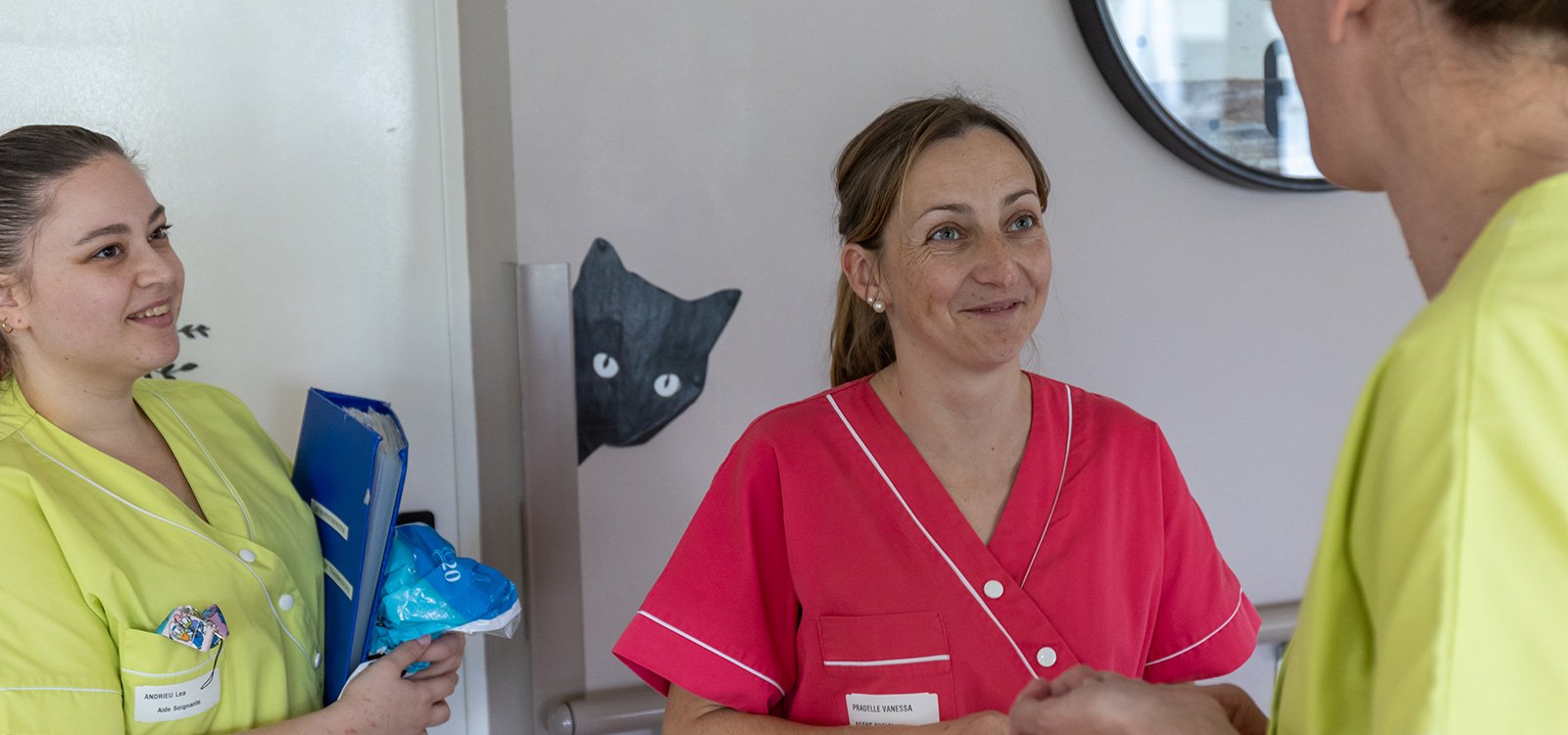 Vanessa Pradelles à l'écoute des conseils de ses nouveaux collègues de l'EHPAD de Vielle-Saint-Girons © S. Zambon | Dpt 40 